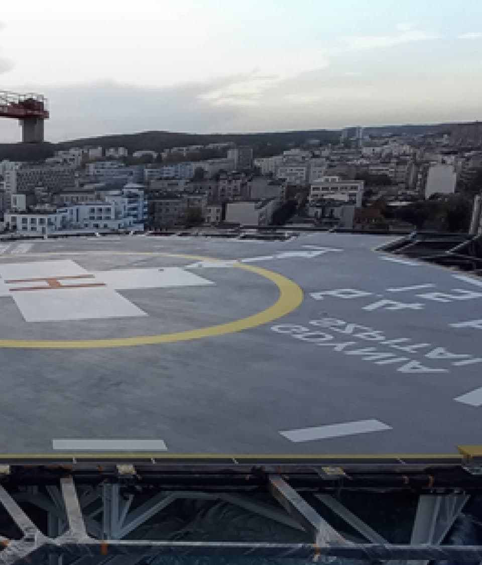 Lądowisko dla śmigłowców ratunkowych na dachu budynku Szpitala Św. Wincentego a Paulo w Gdyni